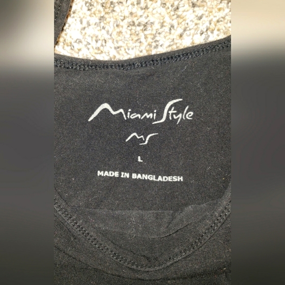 Miami Style | Fitted Crop Top with U-Neckline - Picture 2 of 5